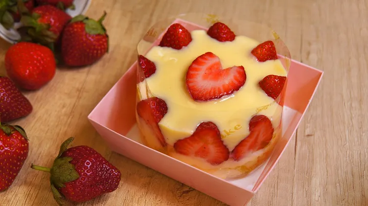 新品「莓好香芋」以麵包化身蛋糕為創意發想，菠蘿麵包為底，加入時令酸甜草莓、大甲芋頭及綿密的布丁，新品售價149元。業者提供