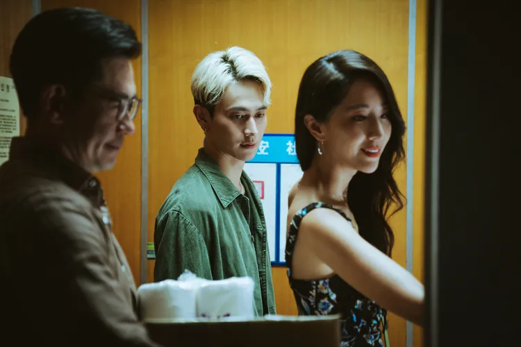 隋棠（右）飾演的林夢角色，在鄰居眼中是位神秘人物。八大提供