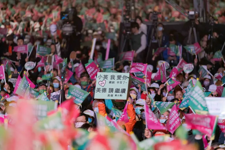 台下有紛絲高舉標語。們銀進黨提供