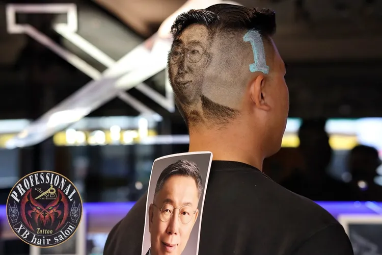 熱血柯粉在後腦勺剃出一個柯文哲大頭照。翻攝自臉書「XB Hair Allen」