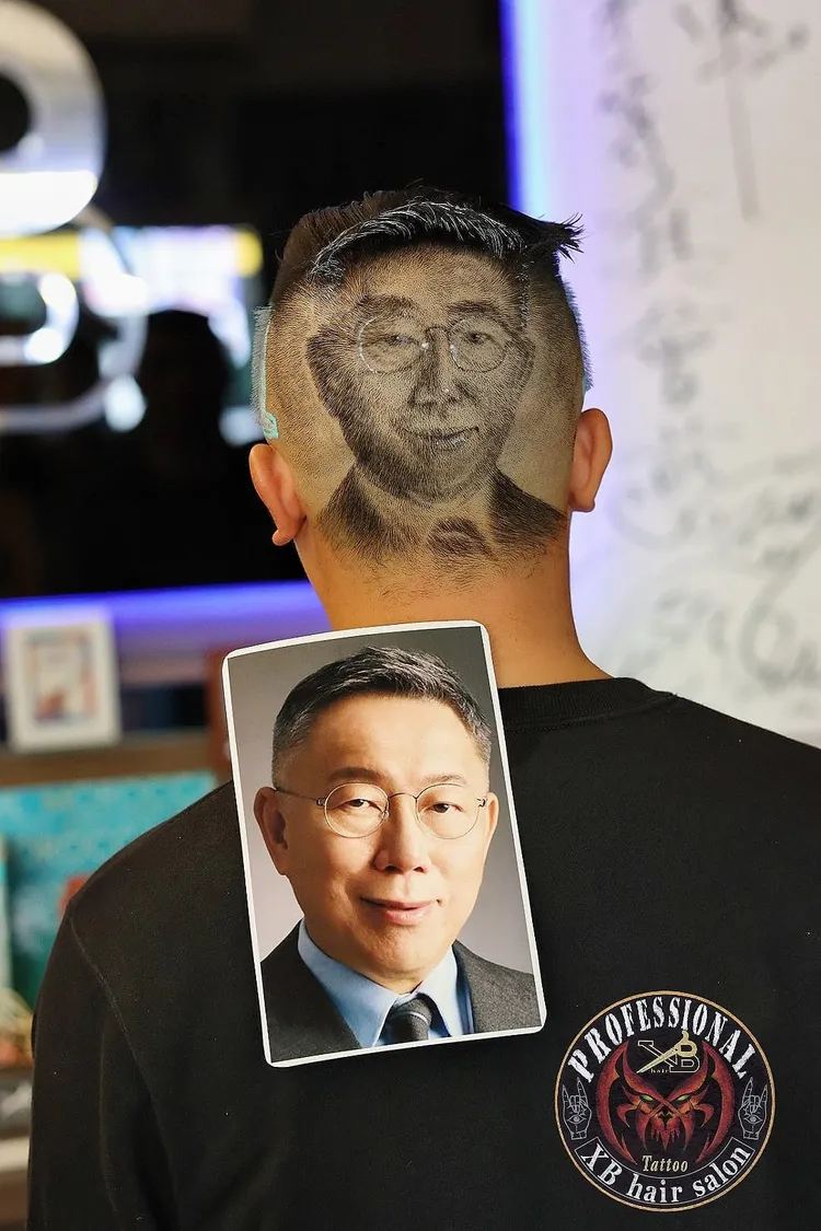 熱血柯粉在後腦勺剃出一個柯文哲大頭照。翻攝自臉書「XB Hair Allen」