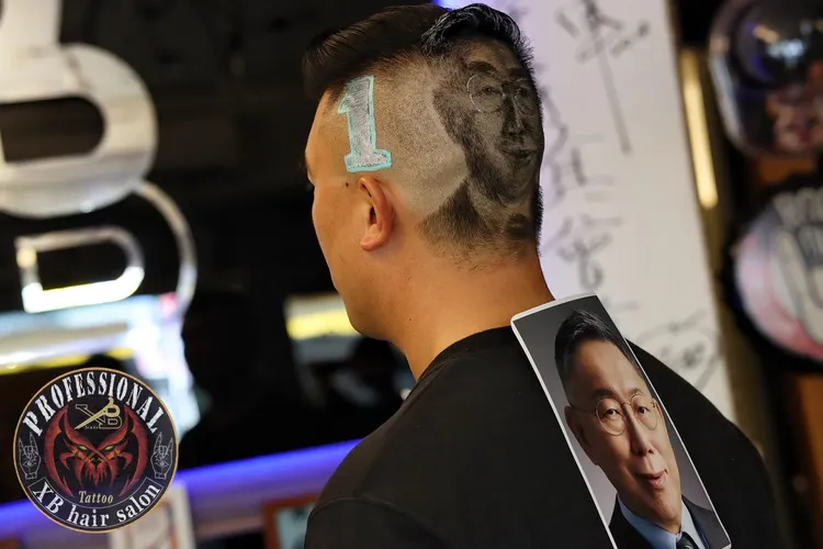 熱血柯粉在後腦勺剃出一個柯文哲大頭照，且左右兩側還刻意寫出1號大字。翻攝自臉書「XB Hair Allen」