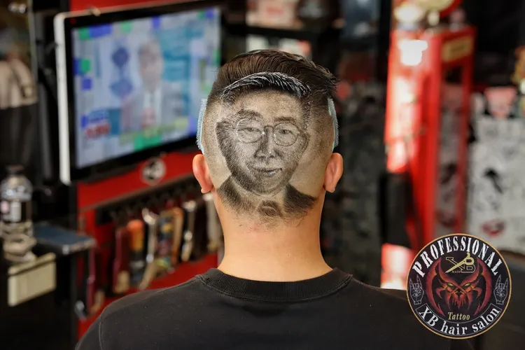 熱血柯粉在後腦勺剃出一個柯文哲大頭照。翻攝自臉書「XB Hair Allen」