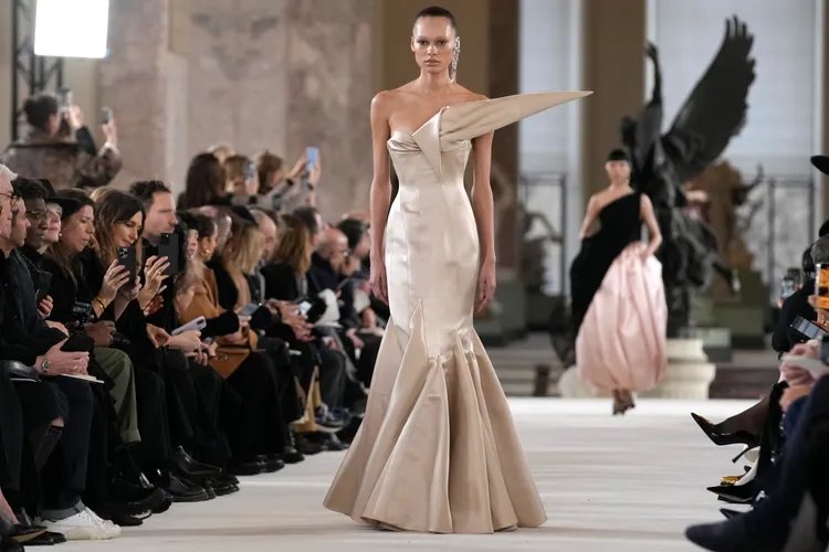 Schiaparelli 2024 春夏高訂。美聯社