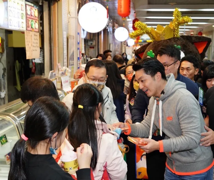 台北市長蔣萬安今日出席2024後華地商圈年貨大街走街活動，發送發財金。北市府提供