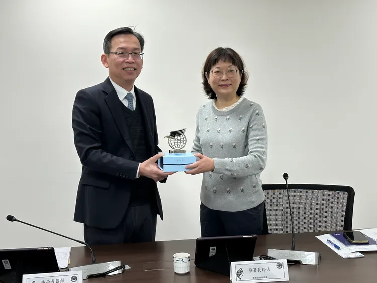 民用航空局局長林國顯、環境部氣候署署長蔡玲儀。民航局提供