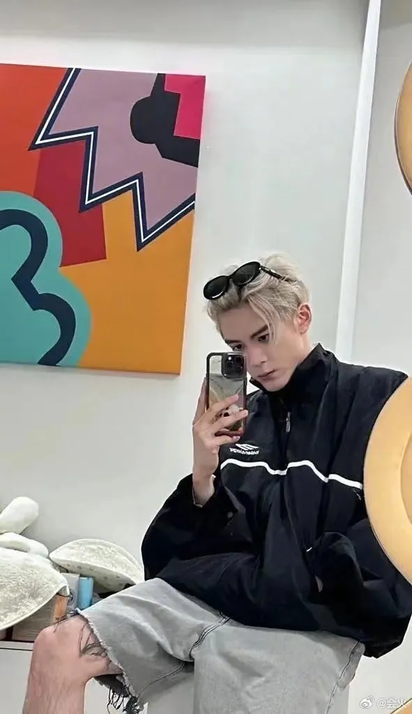 曾舜晞在自家穿短褲拍照。翻攝會火微博