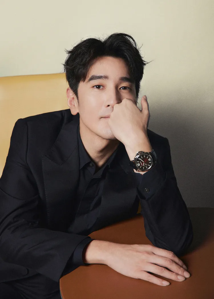 趙又廷帥氣演繹沛納海最新款Luminor Due腕錶（PAM01424）。品牌提供