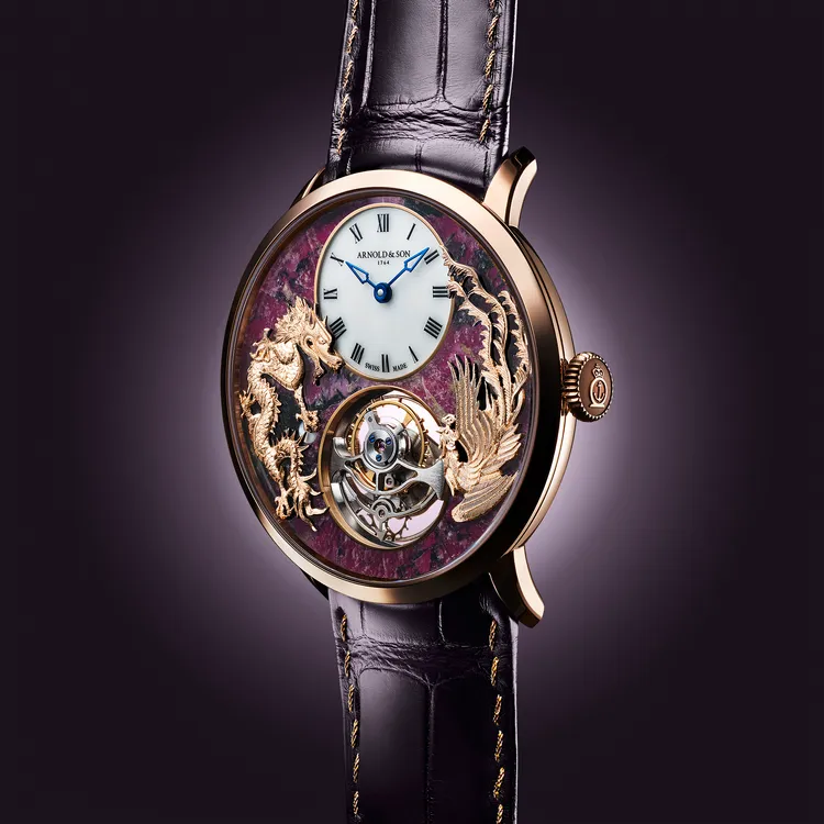 UTT超薄陀飛輪系列龍鳳戲珠腕錶，42mm，18K 5N紅金錶殼，異性石錶面，手工縫製短吻鱷魚皮錶帶，A&S8200・1 分鐘飛行陀飛輪・手動上鏈，動力儲存90小時，防水深度30米，全球限量5只，411萬8000元。品牌提供