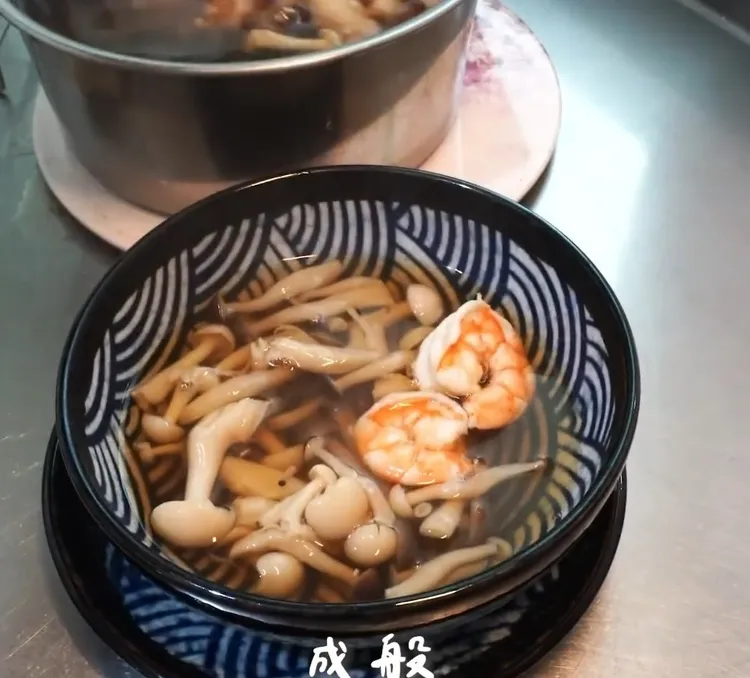 蝦蝦菌菇湯食材準備(4人份)：鴻禧菇65克、美白菇65克、高湯450毫升、水450毫升、米酒2大匙、醬油1大匙、鹽巴1/2茶匙、昆布2片、
蝦仁8隻。IG @woodywoody315 提供
