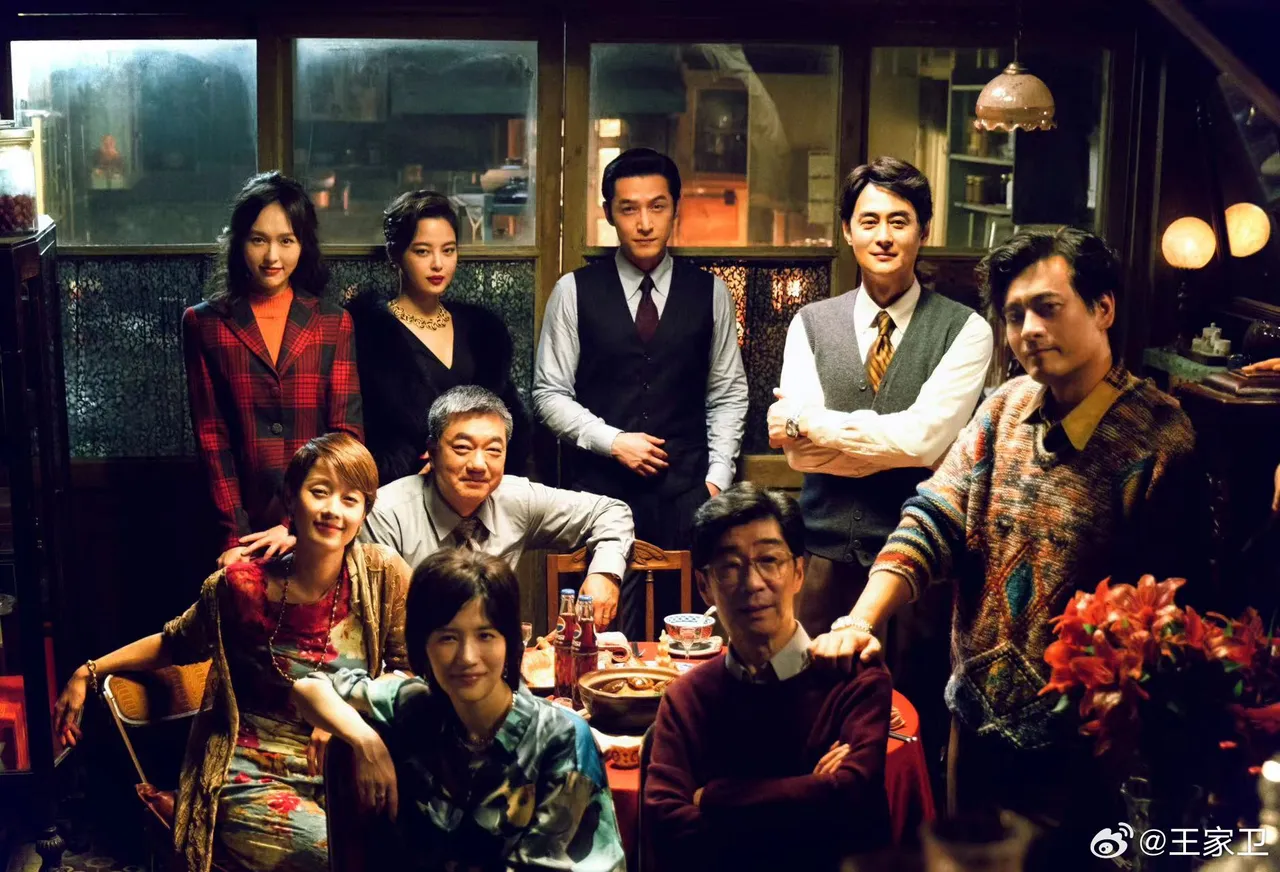 Papi醬(前排左)笑說未來可以向孫子炫耀自己演過《繁花》。翻攝王家衛微博