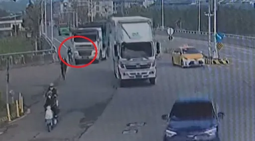 驚悚畫面曝光！苗栗23歲女騎單車下班　路口慘遭右轉砂石車輾斃