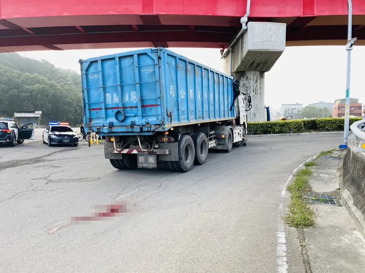 葉女遭砂石車輾斃，地上血跡斑斑。民眾提供