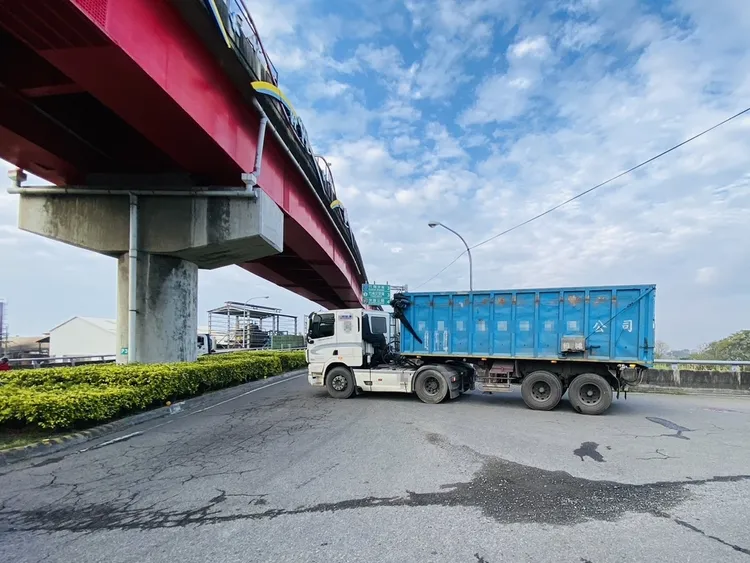 事故地點位於苗栗縣造橋鄉德照橋下方與台1線路口。民眾提供