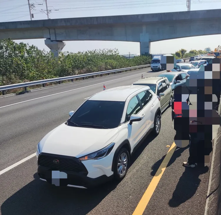 10輛車追撞成一長串，令經過的用路人發出驚呼聲。民眾提供