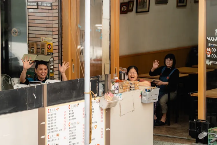 沿途受到支持者熱情回應。許智傑服務處提供