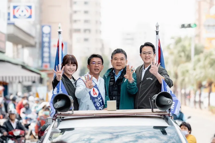 四人合體掃街。許智傑服務處提供