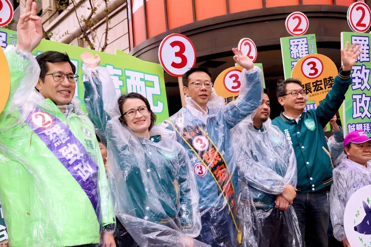 蕭美琴3日在新北市站路口。賴清德競總提供