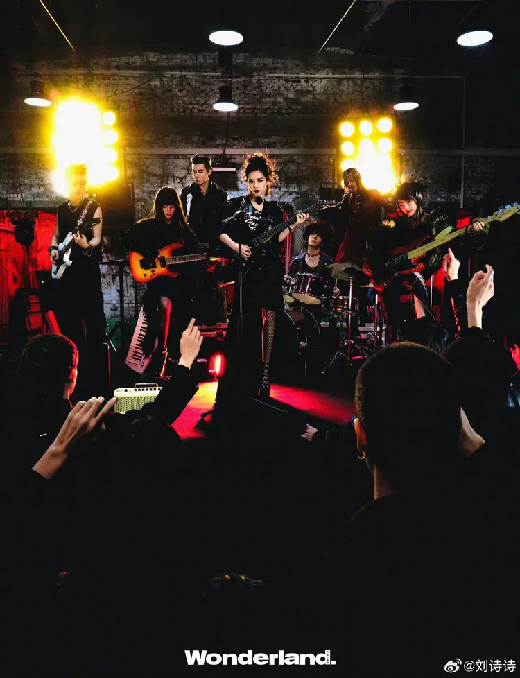 劉詩詩與《一念關山》中的演員組成搖滾樂隊。翻攝劉詩詩微博