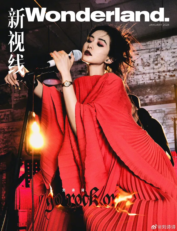 劉詩詩穿上Balenciaga 2024早春系列的褶皺感長洋裝。翻攝劉詩詩微博