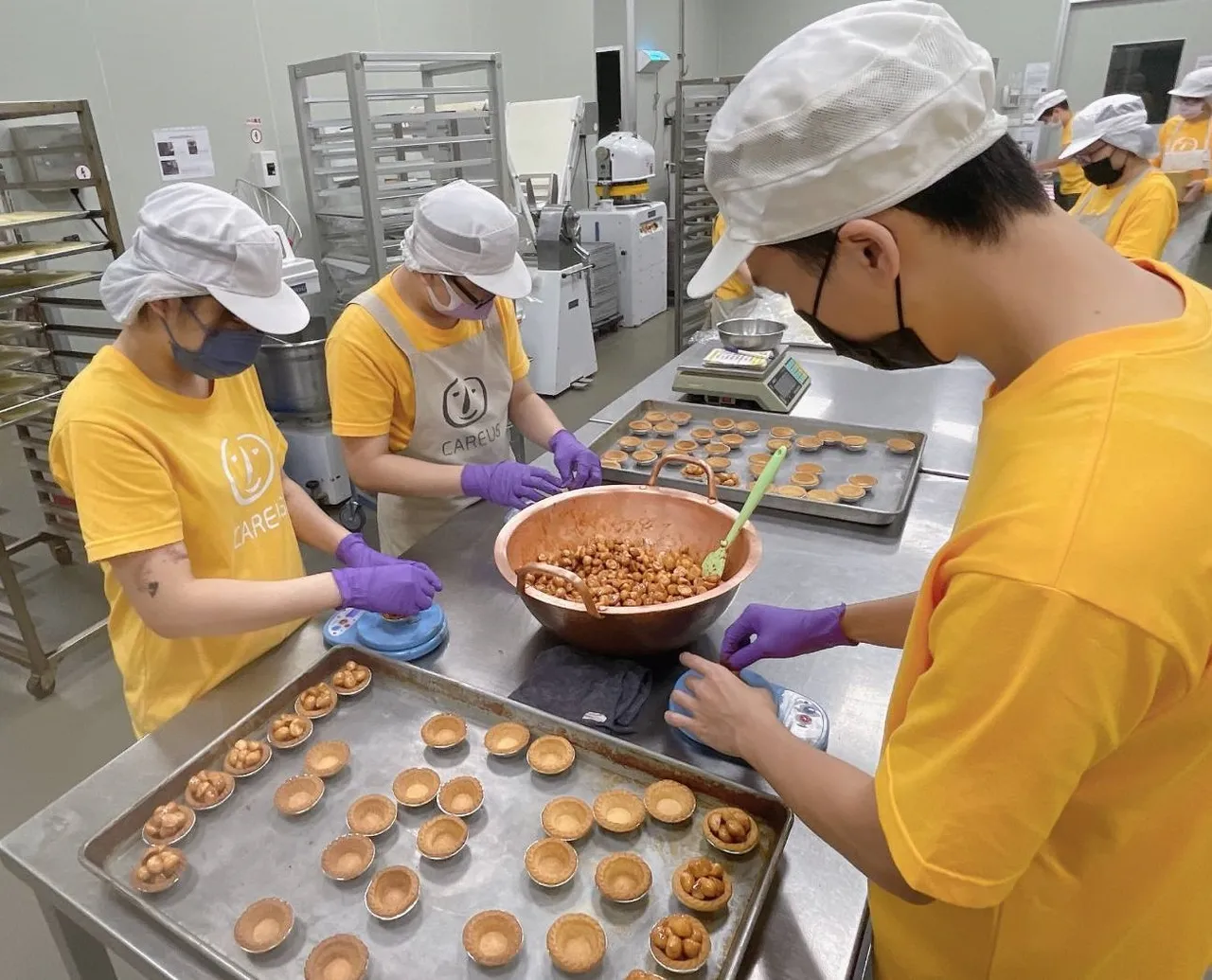 庇護工場的憨兒製作夏威夷塔。喜憨兒基金會提供