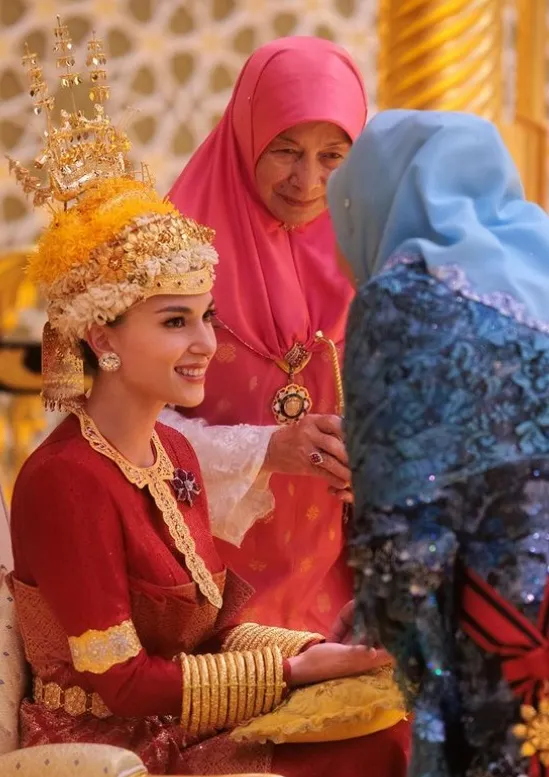 阿妮莎在撲粉儀式上明媚動人。翻攝阿布杜馬丁IG/tmski