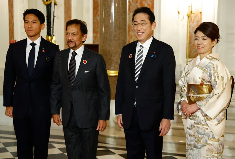 汶萊蘇丹哈山納包奇亞2023年12月16日出席在東京舉行的日本與東協（ASEAN）特別峰會，阿布杜馬丁陪同參加。右一和右二為東道主日本首相岸田文雄夫婦。美聯社