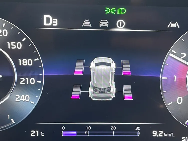 X-Line車型中央也提供四輪驅動系統即時動力流輸出狀態。林浩昇攝