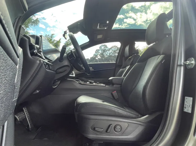 X-line車型雙前座不僅有電動調整，也均配有加熱及通風功能，相當貼心。林浩昇攝