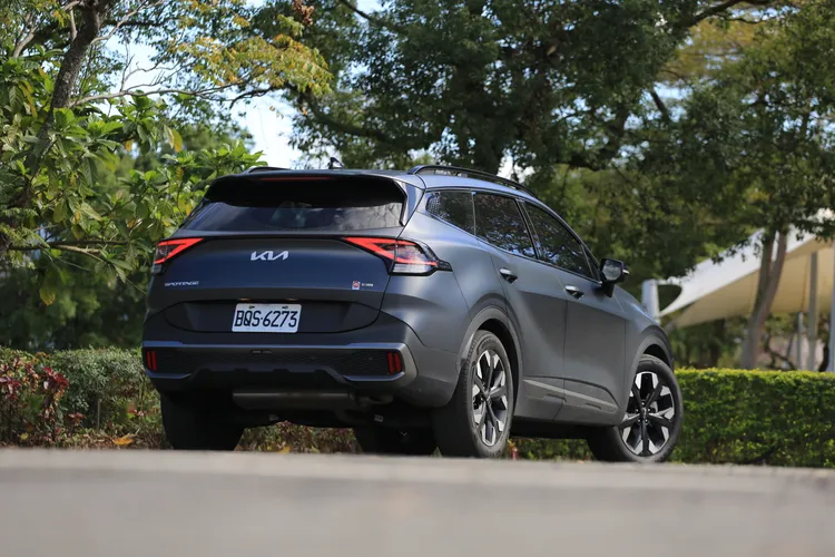 如箭尾造型的LED尾燈組，透過中央黑色亮面飾條的貫穿，就像是在尾門中央加入了一道小尾翼。試駕車在外觀塗裝也額外加價2萬元選配消光夜隱灰車色。林浩昇攝