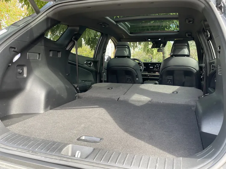 掀起電動尾門之後，極為寬敞的行李廂空間，再將座椅打平之後胃納量更是驚人。林浩昇攝