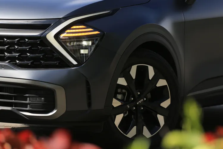 分置於左右兩側的旋標造型日行燈組，成為Sportage最令人深刻的視覺印記，而LED頭燈組則被內嵌在如菱形的區域中，整體視覺科幻感十足。林浩昇攝