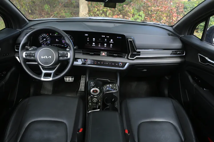 車艙設計概念充滿來自Kia當家電車EV6的科技元素，並且搭載雙12.3吋曲面螢幕。林浩昇攝