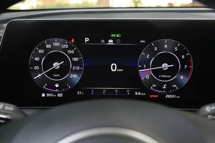 數位液晶儀表板中央提供多項車輛行車資訊，另也整合了BVM盲區顯影輔助系統。林浩昇攝