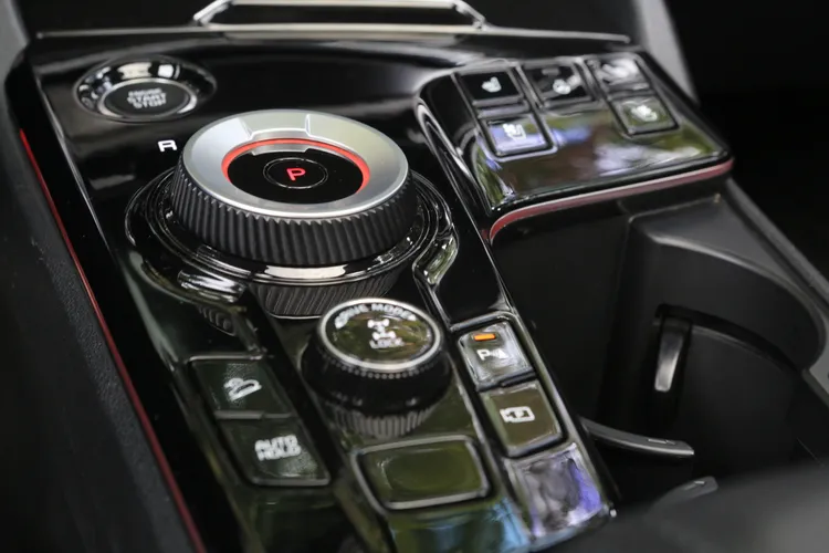 高置式的中央鞍座區域，中階車型以上並配置了電子旋鈕式的排檔機構。林浩昇攝