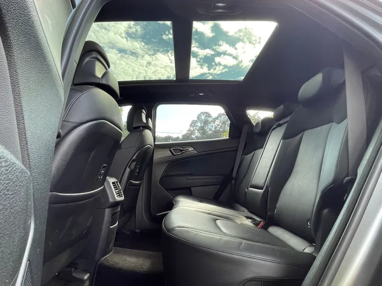 長軸規格帶來相當寬敞的後座空間表現，全景天窗須加價5萬元額外加選。林浩昇攝