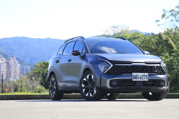 第三代N-Platform歐化底盤平台原先即以輕量化及高剛性見長，讓Sportage即使長軸版車身大幅拉長，在實際駕馭時卻不至於造成慣性上的負擔。林浩昇攝