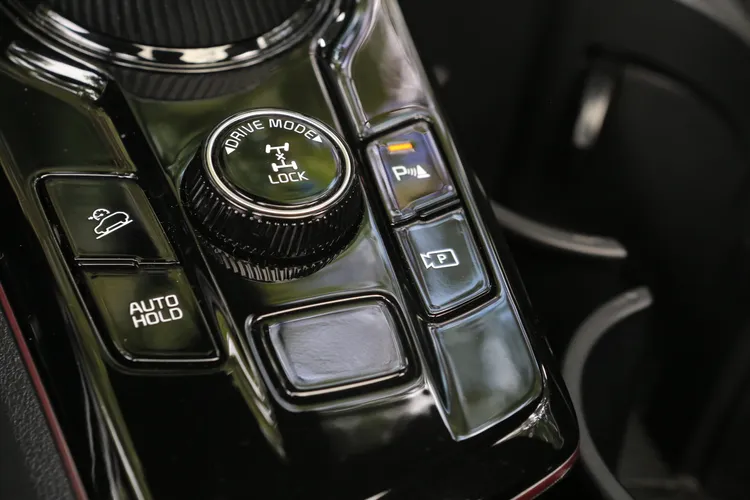 透過旋鈕可操作Eco、Comfort、Sport及Smart四項行車模式切換，以及四驅車型專屬的電子中央差速器鎖定開關。林浩昇攝