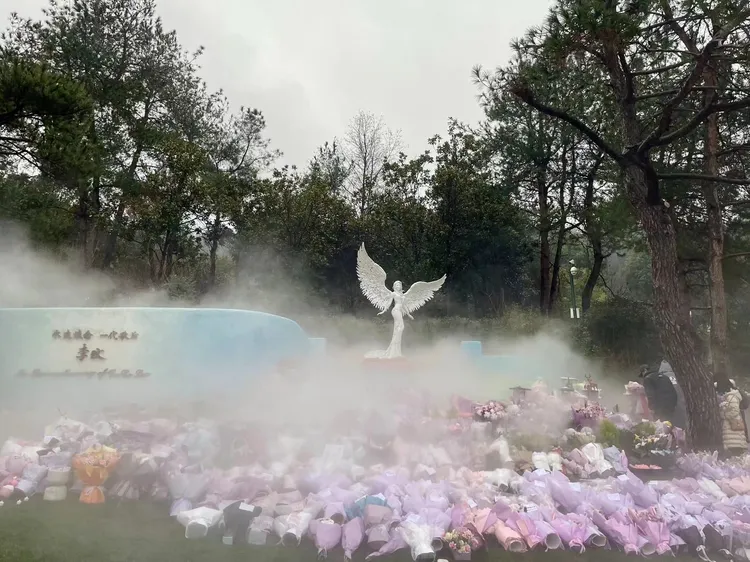 石門峰紀念公園李玟紀念園，擺滿粉絲從各地送來的花束。CoCo李玟歌迷會提供