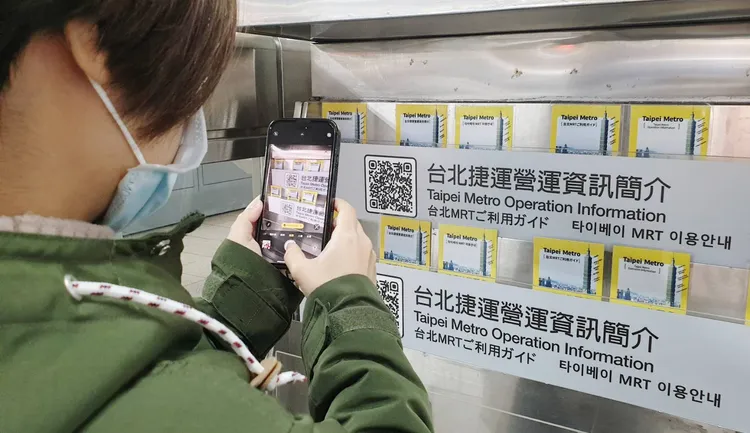 旅客可以掃描車站詢問處玻璃上的QR code，選擇中文、英文、日文及韓文電子版的「臺北捷運營運資訊簡介」。北捷提供
