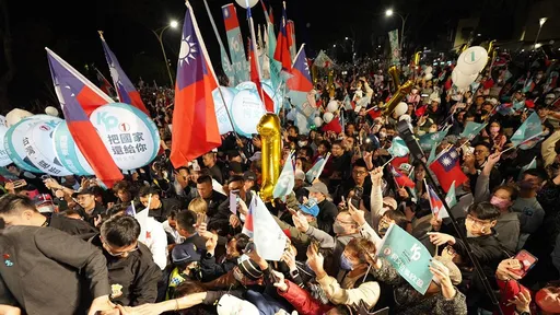 批國民黨造勢亂扔國旗 柯文哲:1場撿3000支給民眾黨支持者