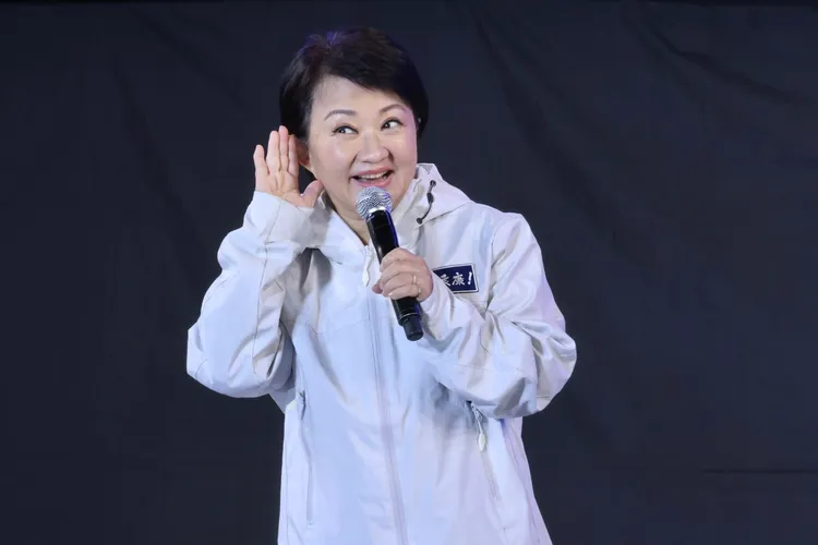 盧秀燕問台下新年願望，支持者大喊下架民進黨。林林攝