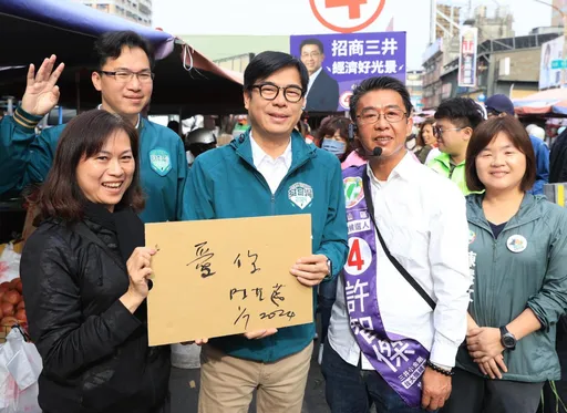 幫認真的人打氣！陳其邁陪許智傑車掃　大小粉絲搶拍照