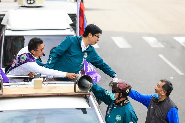陳其邁7日一早陪同立委候選人許智傑來到鳳山肉豆公市場拜票、車掃。翻攝畫面