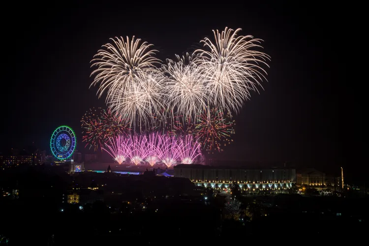 花火照亮夜空。義大世界提供