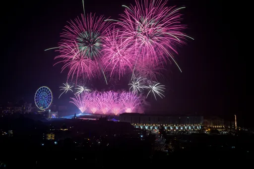 花火片|義大世界999秒跨年煙火吸6萬人圍觀 千變萬化美翻了