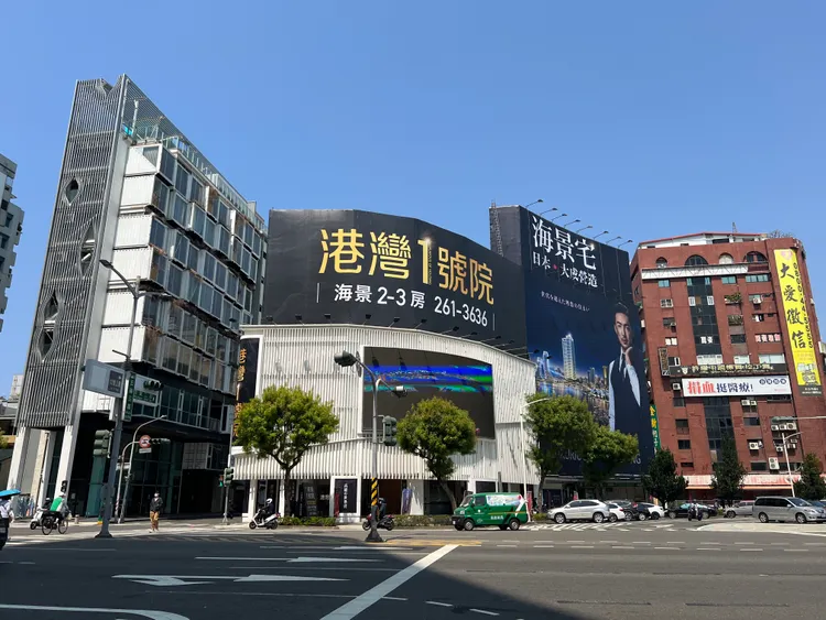 市區極端小宅賣的是稀有性與景觀，成為創價依據。葉家銘攝