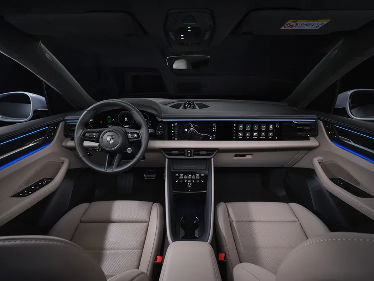 Macan搭載最新世代的螢幕與操作概念，最多可擁有三個螢幕，包含單獨豎立的12.6吋曲面數位儀錶板、10.9吋的中控螢幕以及選配的10.9吋乘客資訊娛樂顯示幕。原廠照片