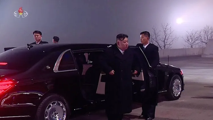 金正恩1月1日駕駛一輛黑色賓士邁巴赫，抵達平壤體育場觀看新年演出。翻攝北韓央視