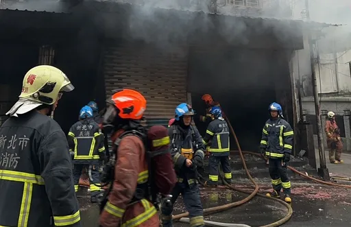板橋小工廠火警　13人一度受困！警消滅火救援